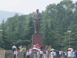 도처에서 볼 수 있는 마오쩌둥의 동상 